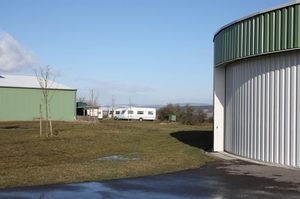 Campingplatz zwischen den Hangars
