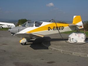 Tankstelle mit Flugzeug