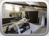 Zwei Segelflugzeuge in der Werkstatt des Vereins.