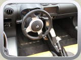 Cockpit eines Tesla, als Elektroflitzer benötigt das Teil natürlich keine Kupplung und keine Gangschaltung.