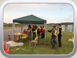 ADAC Helfer beim Aufbau für das abendliche Rennen.