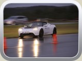 Elektrosportwagen Tesla in voller Fahrt.