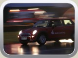 Roter Mini beim abendlichen Regenrennen.