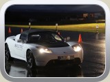 Nächtliches Rennen mit einem weißen Tesla.