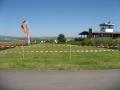 Flugplatzfest Pfingsten 2008, B�nke werden vor dem Clubheim verteilt