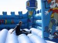 Flugplatzfest Pfingsten 2008, B�nke werden vor dem Clubheim verteilt
