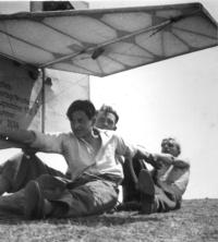 Gummiseilstart, festhalten des Flugzeugs