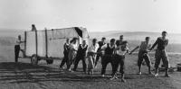zerlegtes Flugzeug auf Hänger