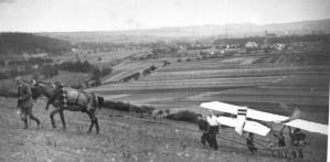Pferd als Flugzeugschlepper