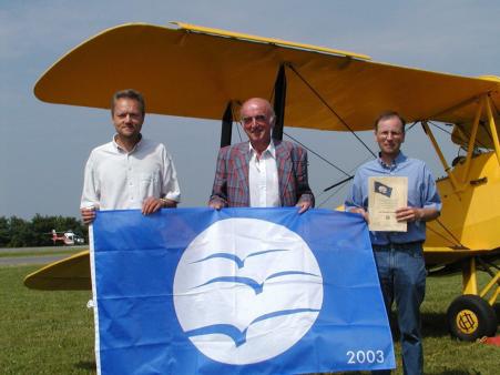 Vorstand und Landrat mit blauer Flagge